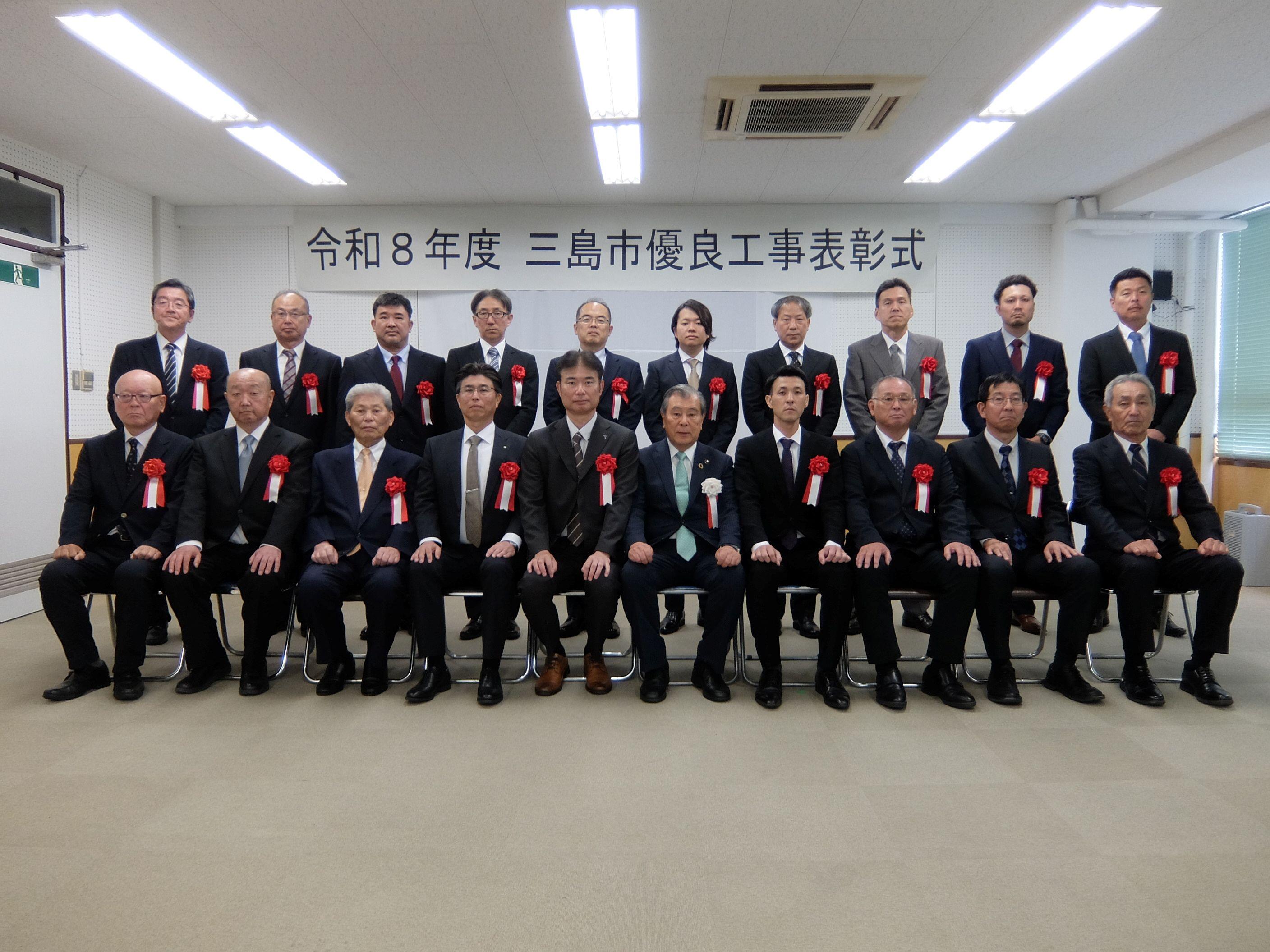 記念撮影（建築・電気・管・その他）.JPG