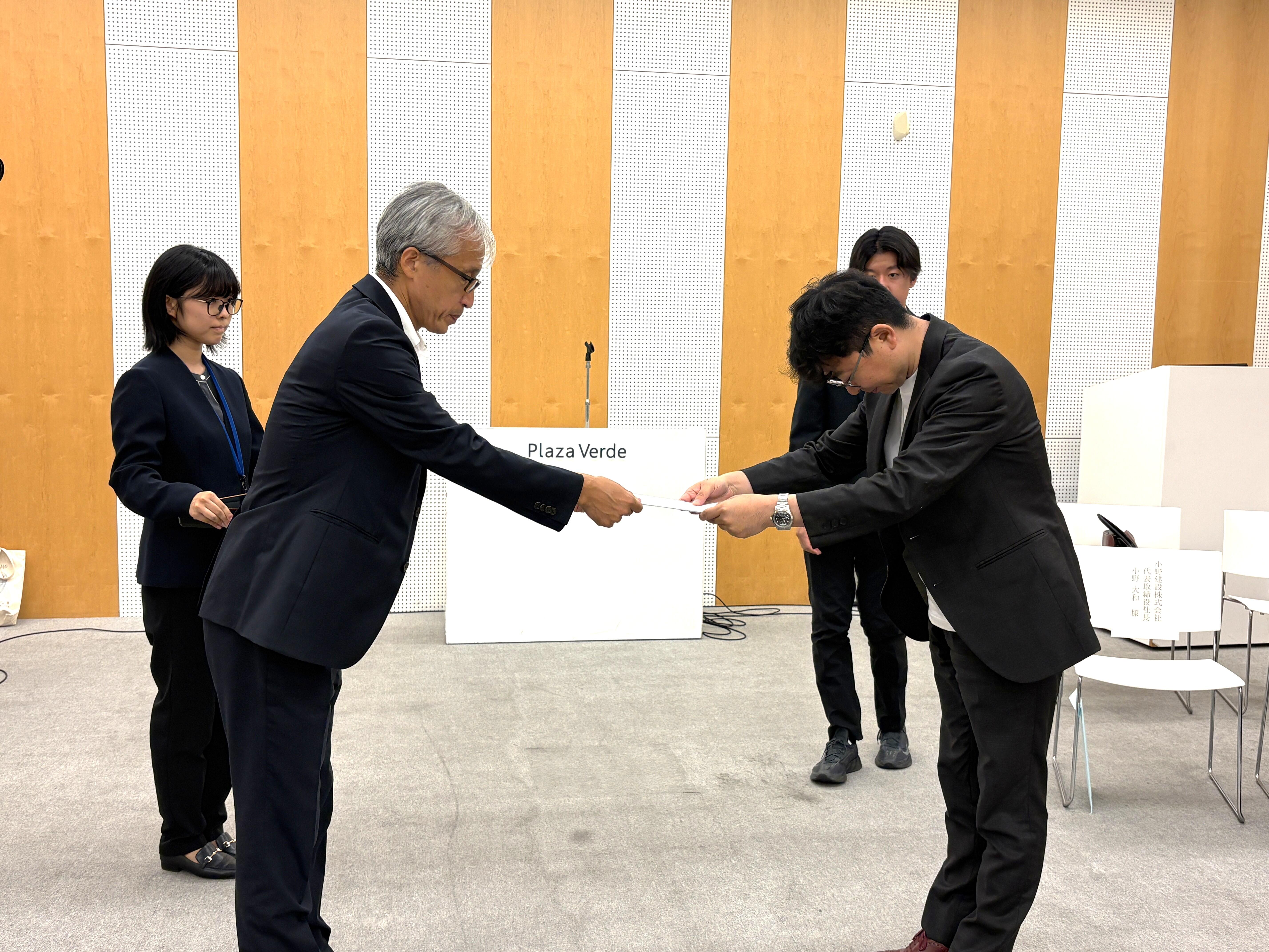 登録通知書授与②.JPG